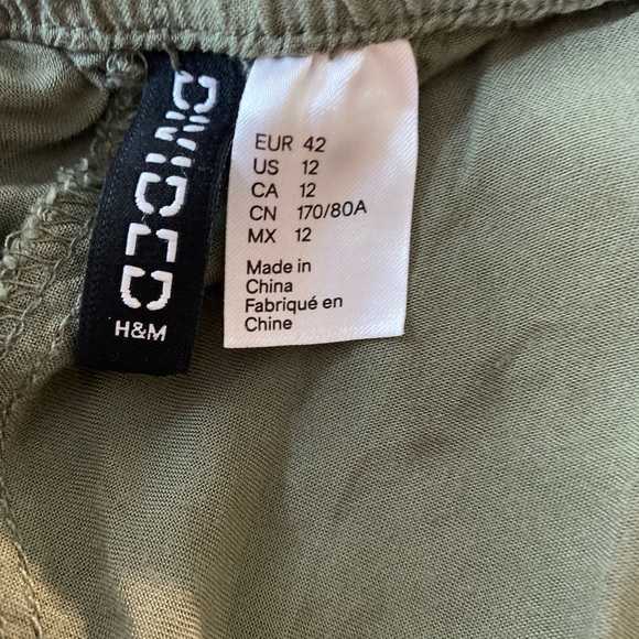 💚H&M SHORTS💚 - Picture 2 of 3